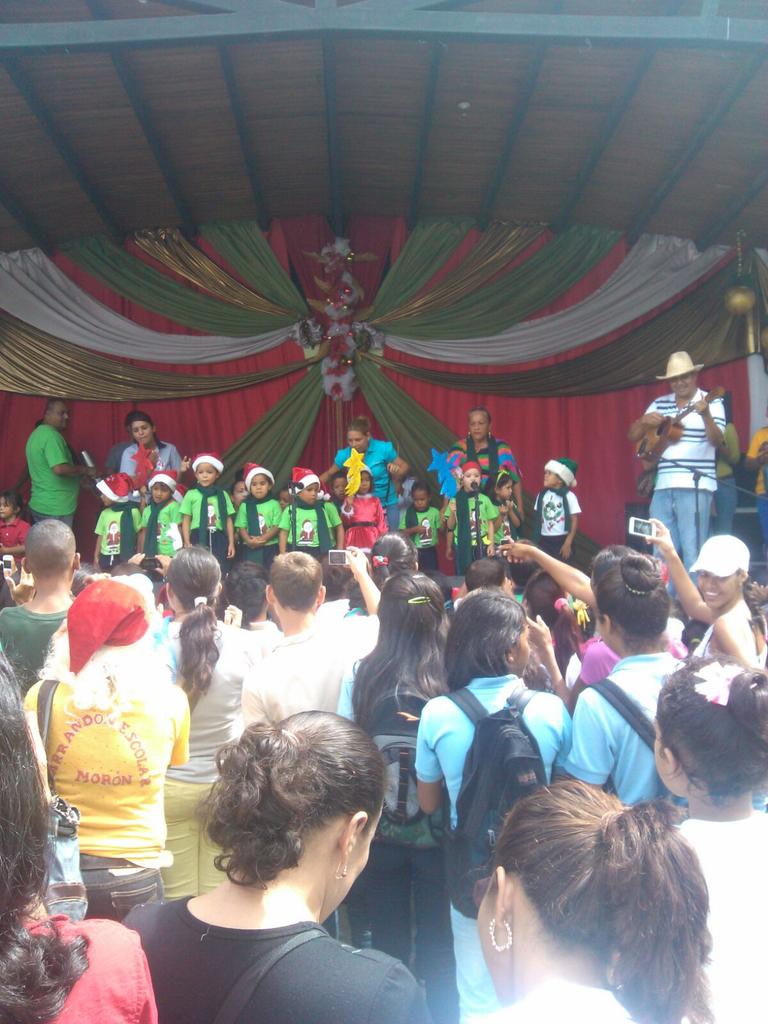 Más de nuestro inicio de la navidad llenos de emociones y alegrías.  Que vivan niños de nuestro país.  <a href="/elsistema/">El Sistema</a>
