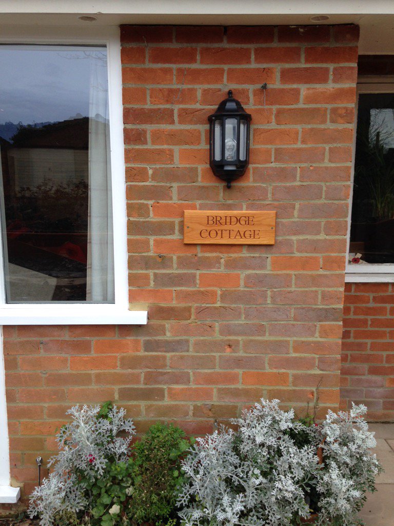 _AlexRichards's tweet photo. We have a sign #helpthepostman #bridgecottage https://t.co/02OubqAt9V