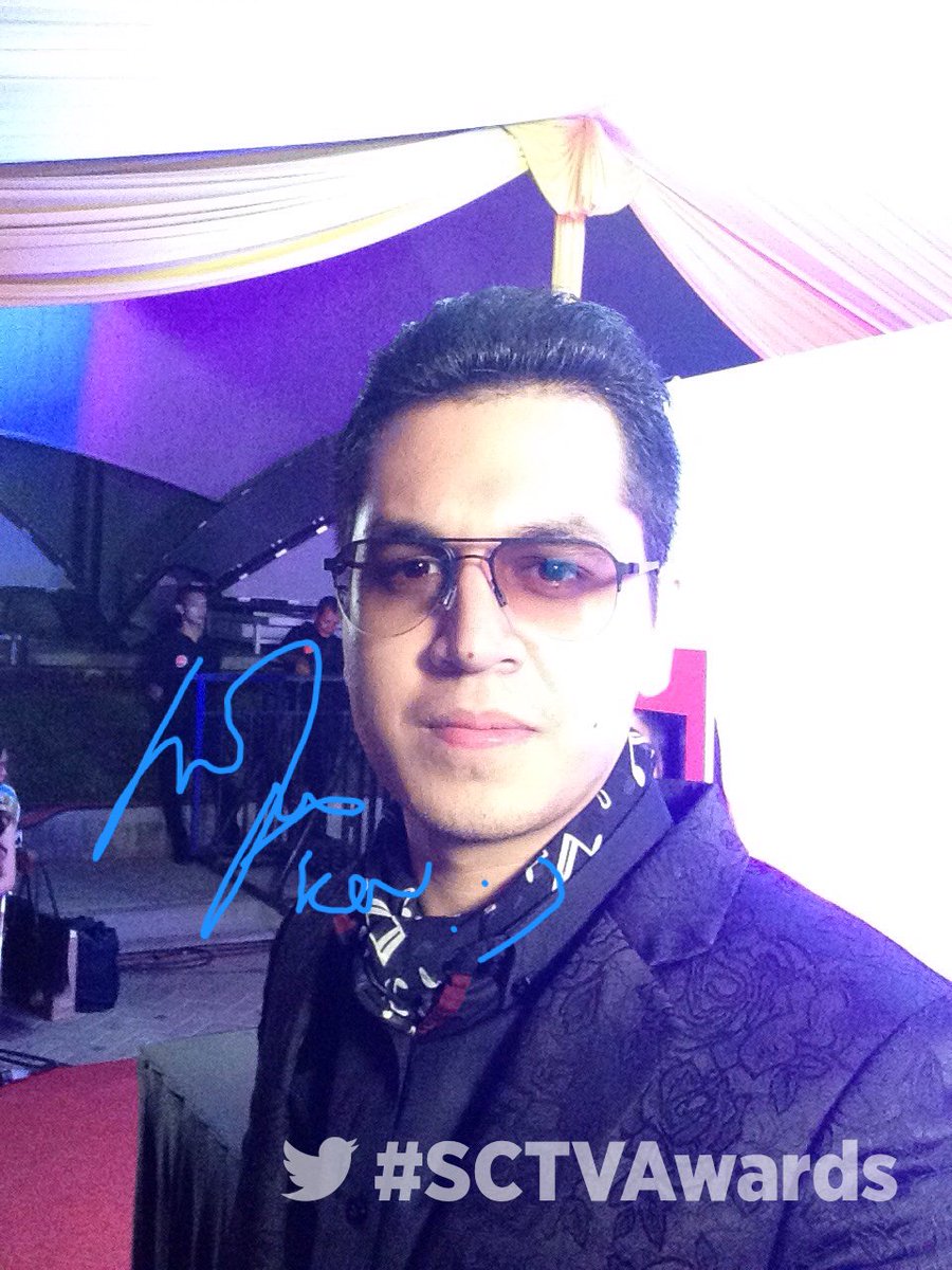SctvGGSReturns's tweet photo. "@SCTV_: Momen backstage #SCTVAwards bersama @kvinjulio https://t.co/4OuxDmdVvA"