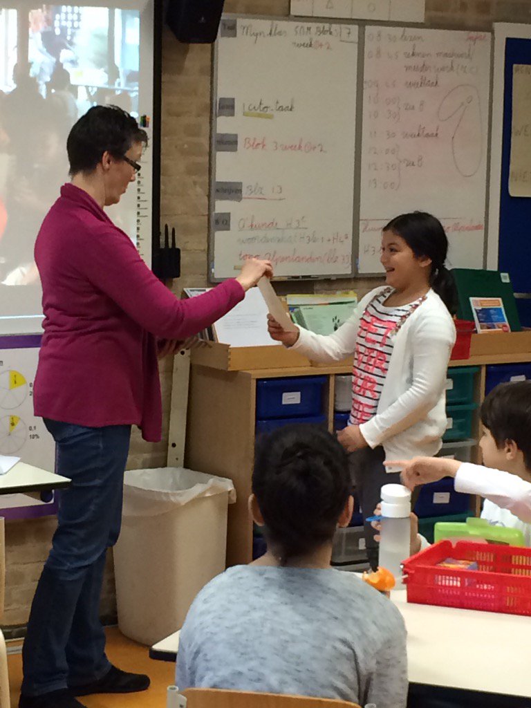 OBSDeAlbatros's tweet photo. Onze nieuwe voorleeskampioen! Sara, van harte gefeliciteerd.#bieb https://t.co/sY4SA3uZus