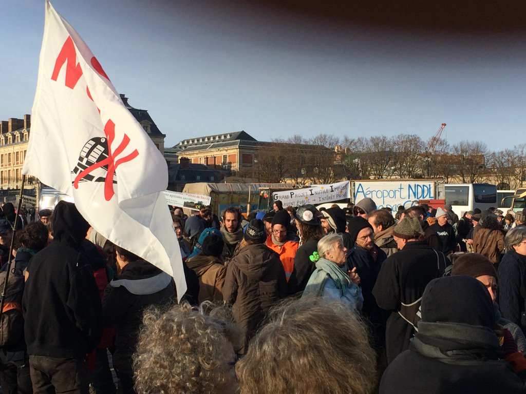 MSLC21's tweet photo. joyeux ambiance dans la file d'attente pour pour le banquet  ! solidarité avec tout les territoires en lutte #MSLC21 https://t.co/IQFL0A0j7Y