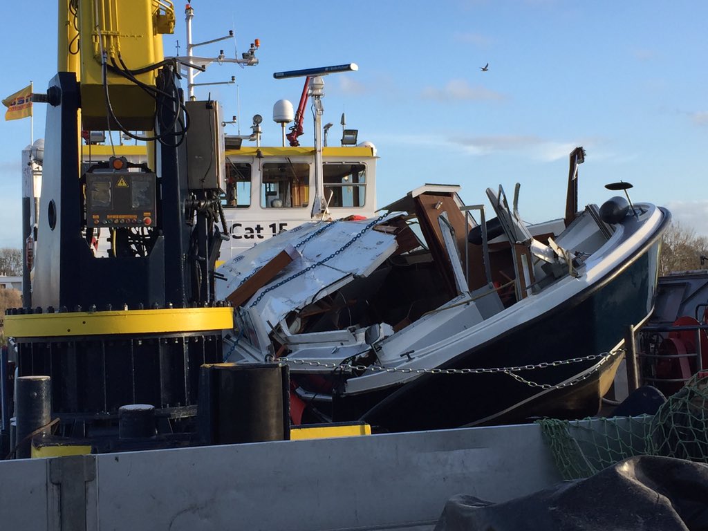 De gezonken boot bij #Lemmer is terecht en ziet er vreselijk uit. Van de opvarenden ontbreekt nog ieder spoor.