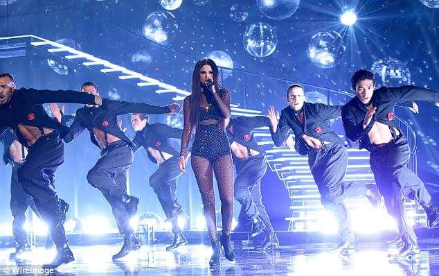 VicSelgomez's tweet photo. #AMAsOnNETtv https://t.co/l4mlVGTVL5