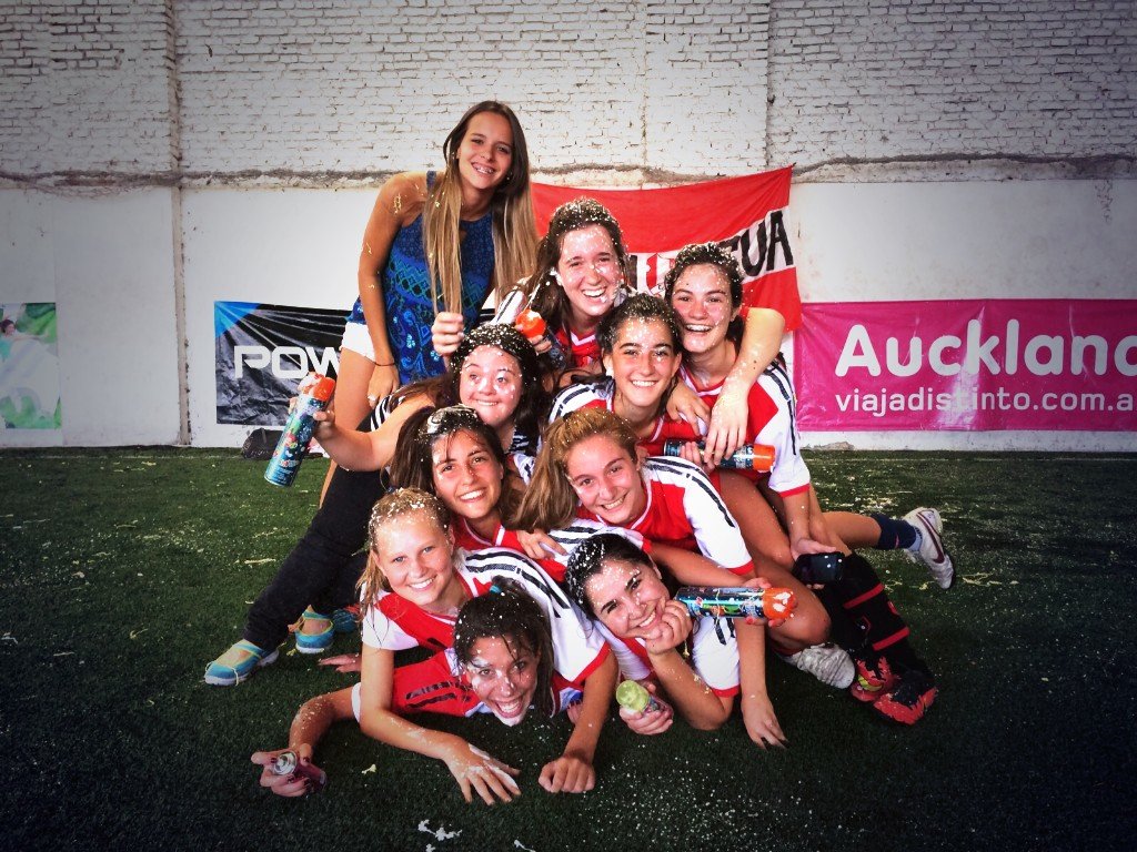 charigauna's tweet photo. Y un dia, este equipo ascendió. Felicidad plena. 🔴⚪🔴⚪ https://t.co/bvZWrMhRLg