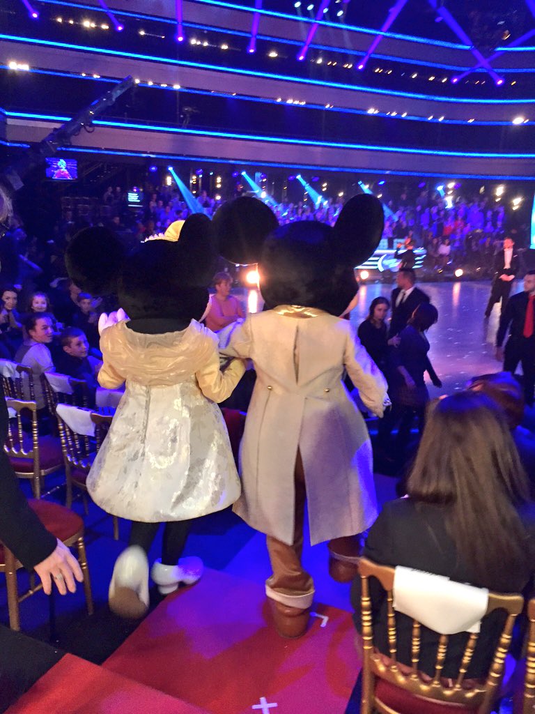 DALS_TF1's tweet photo. #DALSDisney
Mickey et Minnie font déjà leur entrée en plateau ! Un peu en avance 😀 #DALS https://t.co/Vs8dxefXIQ