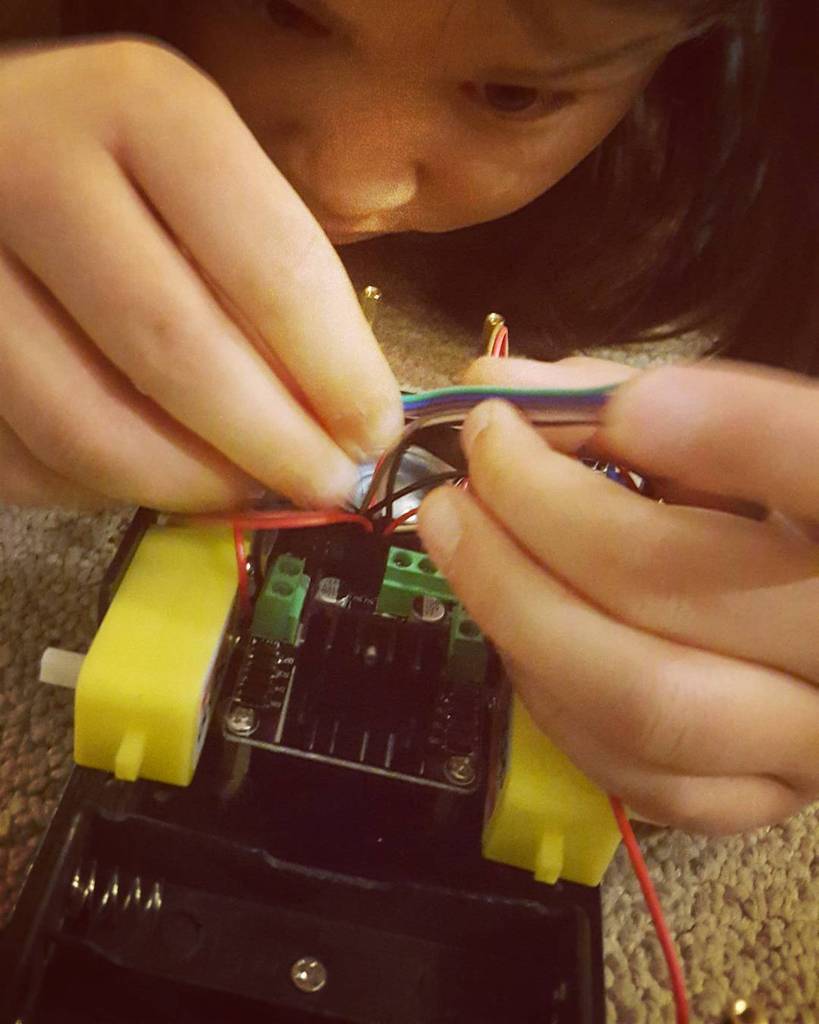 insta_arduino's tweet image. ift.tt/1Rddio5 - Katie helping with my new birthday toy. #arduino #roboticskit b… ift.tt/1TjzTOZ