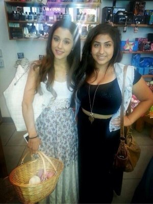 nataliedaisy_'s tweet photo. Ariana with fans in 2013 :) https://t.co/1xOVMIUbCo