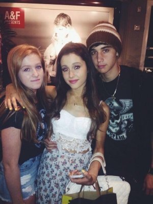 nataliedaisy_'s tweet photo. Ariana with fans in 2013 :) https://t.co/1xOVMIUbCo