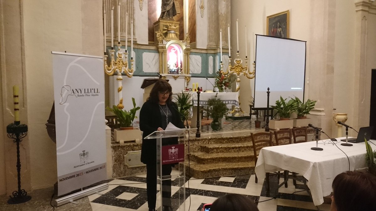 La batlessa <a href="/MariaAntniaMule/">Maria Antònia Mulet</a> dóna la benvinguda i agraeix la participació de les entitats #anyLlullAlgaida