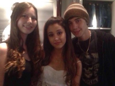 nataliedaisy_'s tweet photo. Ariana with fans in 2013 :) https://t.co/mPT2iatLb1