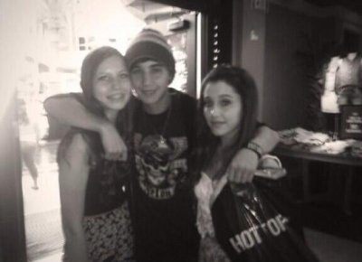 nataliedaisy_'s tweet photo. Ariana with fans in 2013 :) https://t.co/mPT2iatLb1