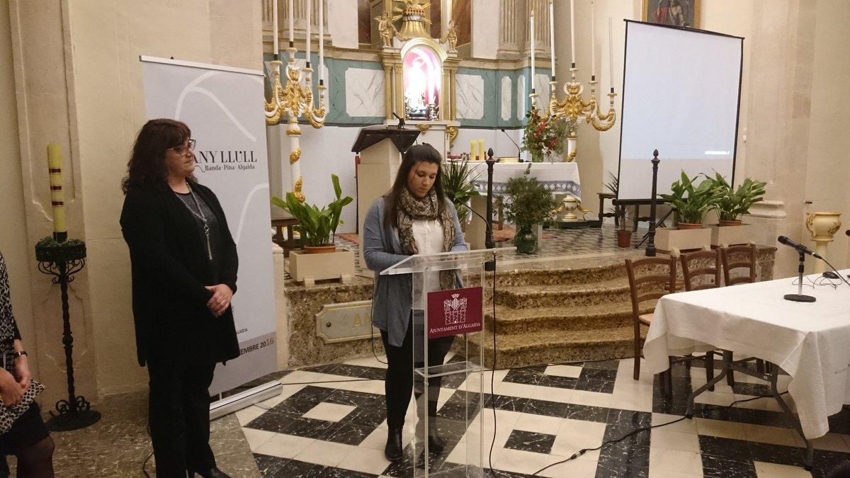 Moment en què l'autora del logotip Pilar Salas explica els motius i colors del logo. #AnyLLullAlgaida