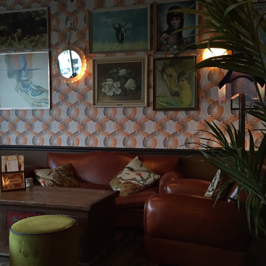 harrietendean's tweet photo. Cosy corner at Como Lounge in Witney #speedplanning https://t.co/y213yjRBc0