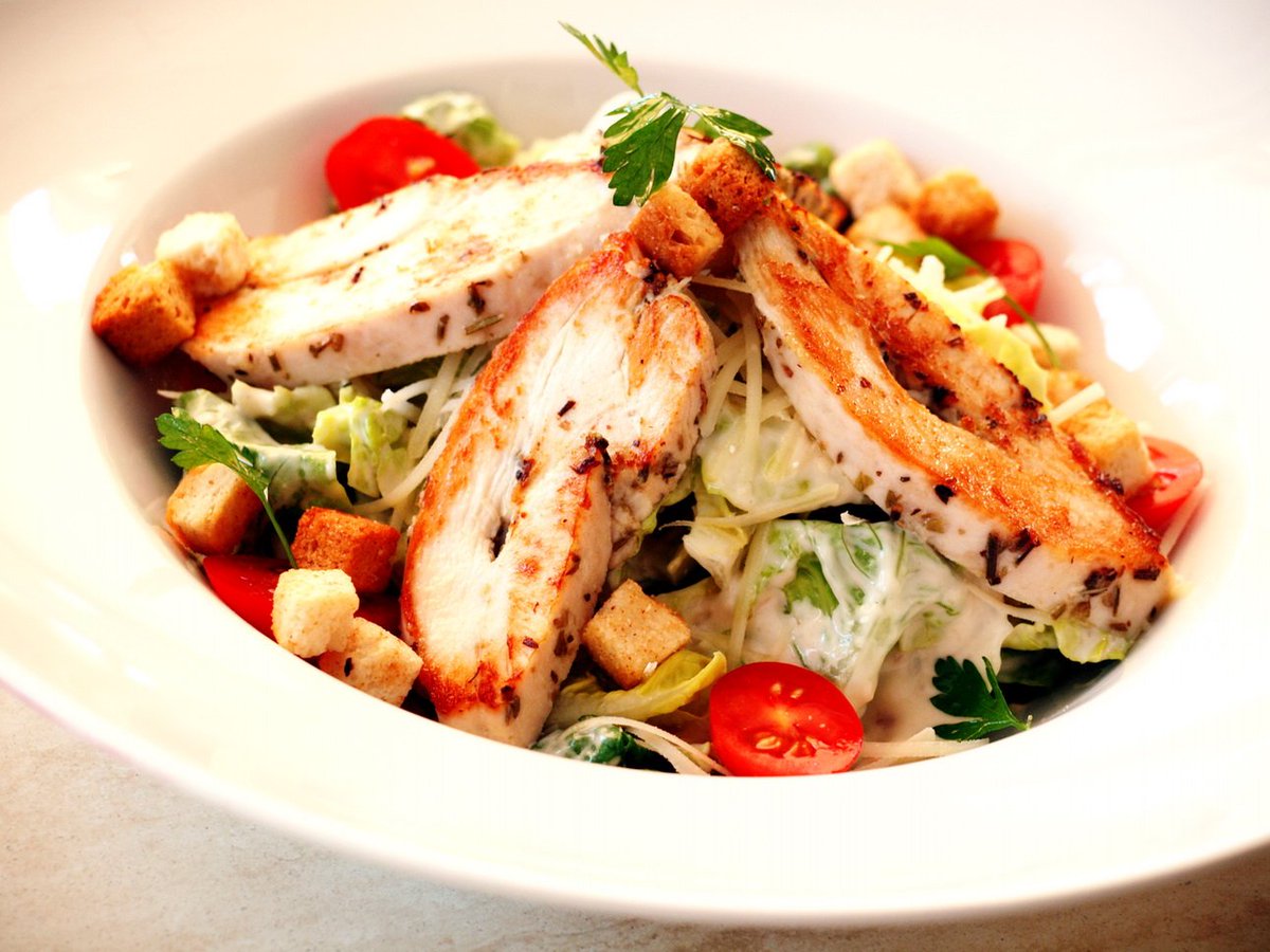 цезарь зак. любимое блюдо цезаря. любимые блюда. любимое блюдо цезаря. салат цезарь с куриным филе.