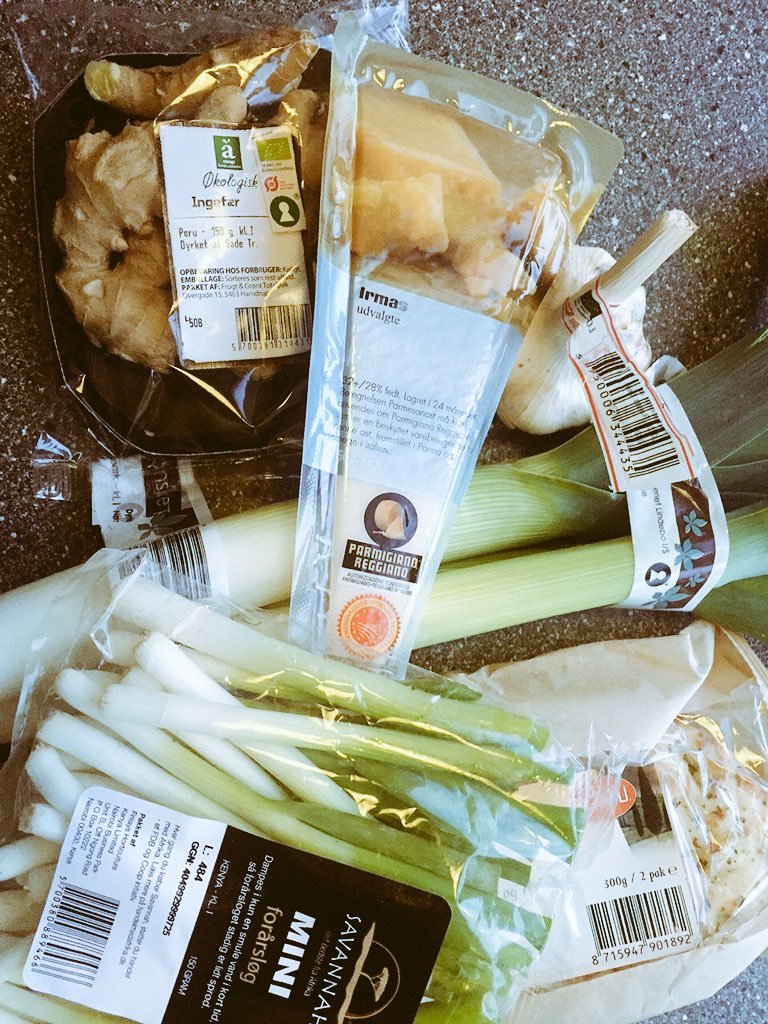 SandraGraver's tweet photo. Glæder mig til aftensmad 😍 risotto! Det bedste er hvidvinen der altid høre til risotto 🧀🍾 #food #ftw https://t.co/tkeCJCZGLF