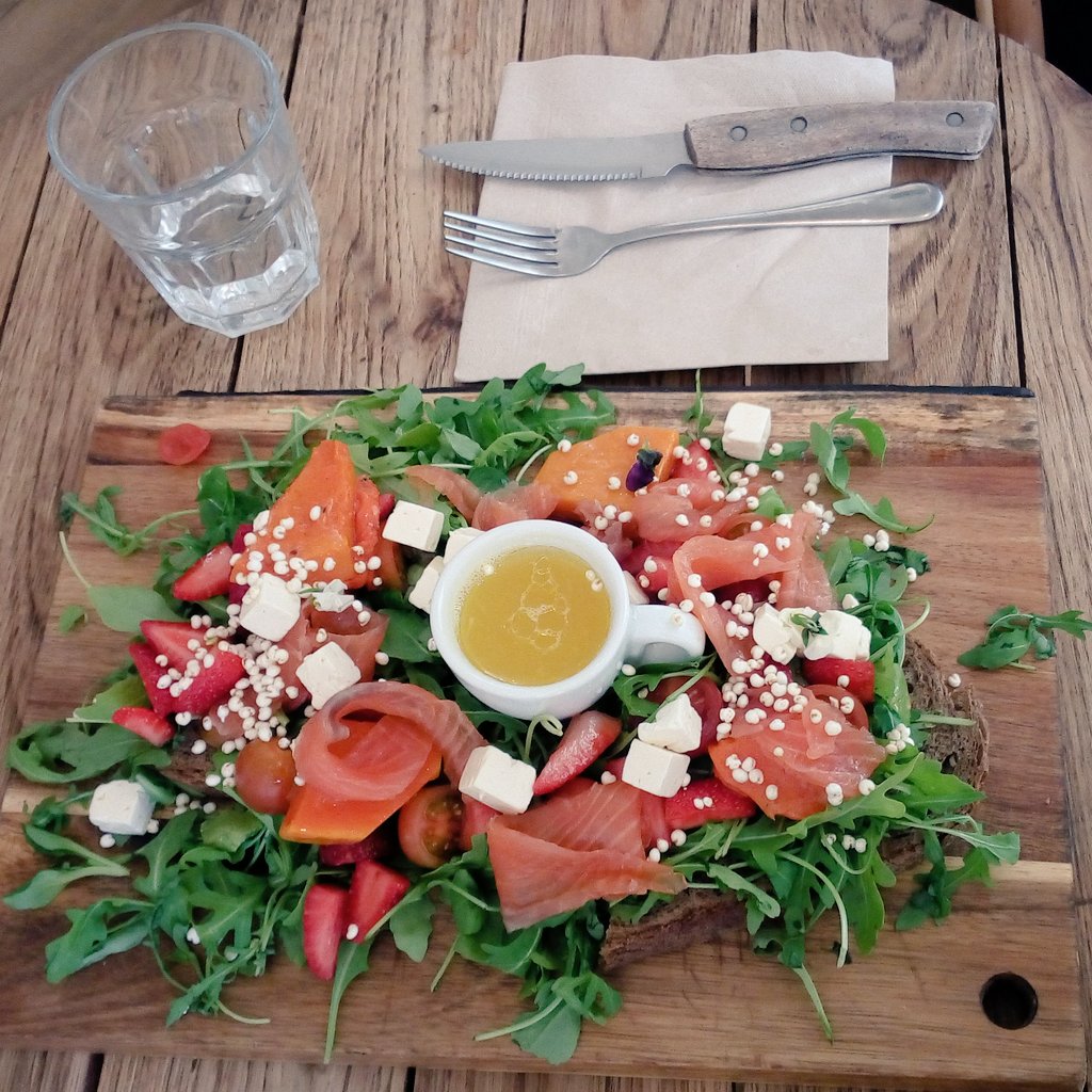 Esto sí es una ensalada de 10: queso feta, salmón, tomate, calabaza y pan de centeno en Travel &amp; Cake #FelizSabado