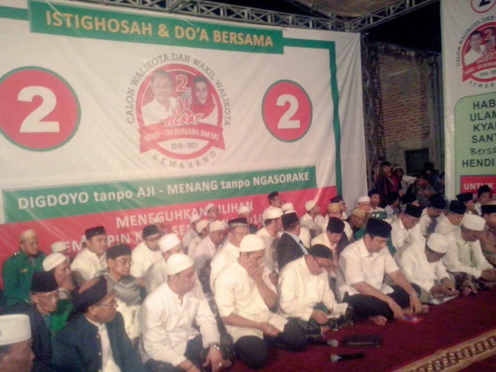 sedulurehendi's tweet photo. Di kediaman calon wali kota @hendrarprihadi sdg berlangsung Istighosah &amp; Do"a bersama #SemarangHebat #coblos2saja https://t.co/igmwdhTYSt