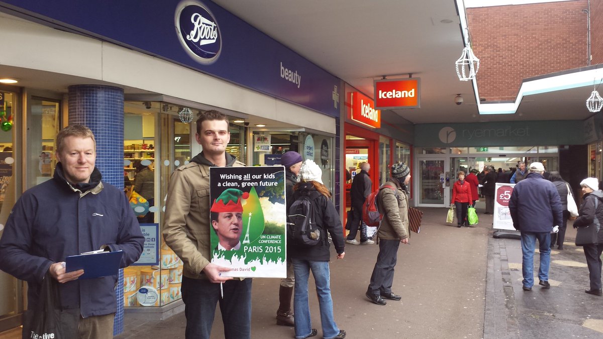 DGP members joined climate campaigners in #Stourbridge collecting #Cameron'sClimateCard signatures #COP21 #ClimateWM