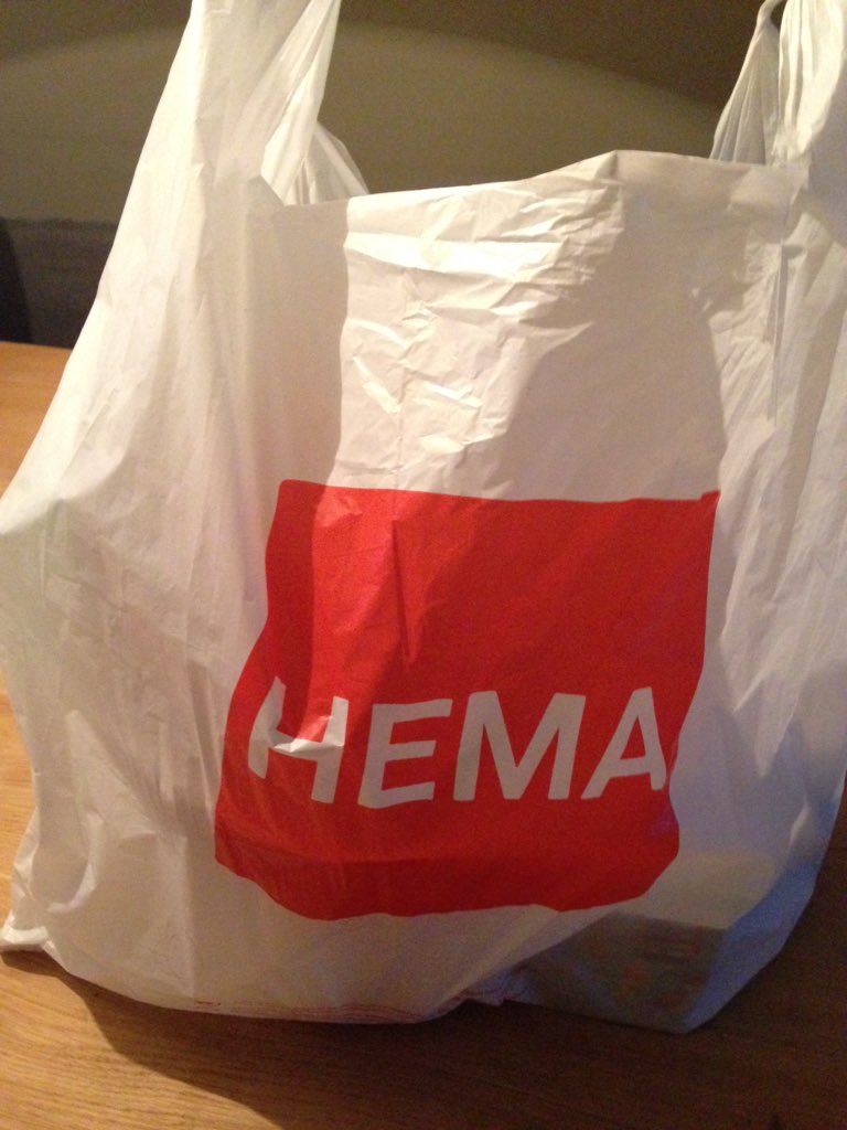 Voorbereidingen gestart voor "Het Groot Hema Diner" 12man. Merkvreemd product meebrengen=royeren! #fans <a href="/HEMA/">HEMA</a>