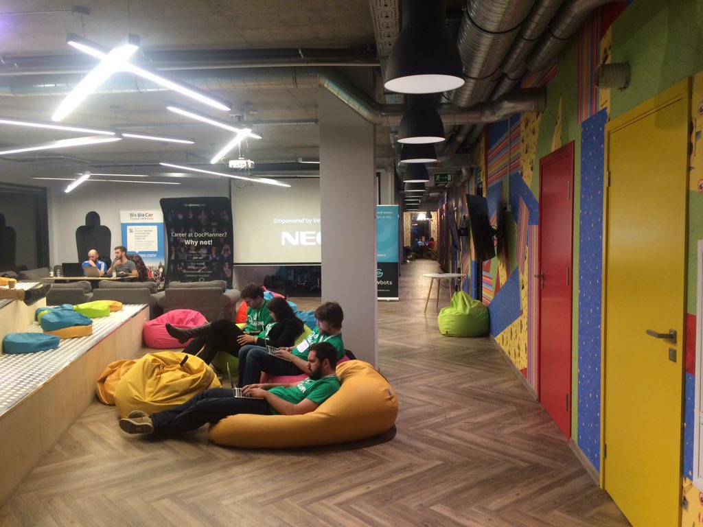 maciejolpinski's tweet photo. mentoring at the #hackwaw hackathon today. Theme - honeybadger ! teams building antifragile apps https://t.co/4bx9gq5Vec