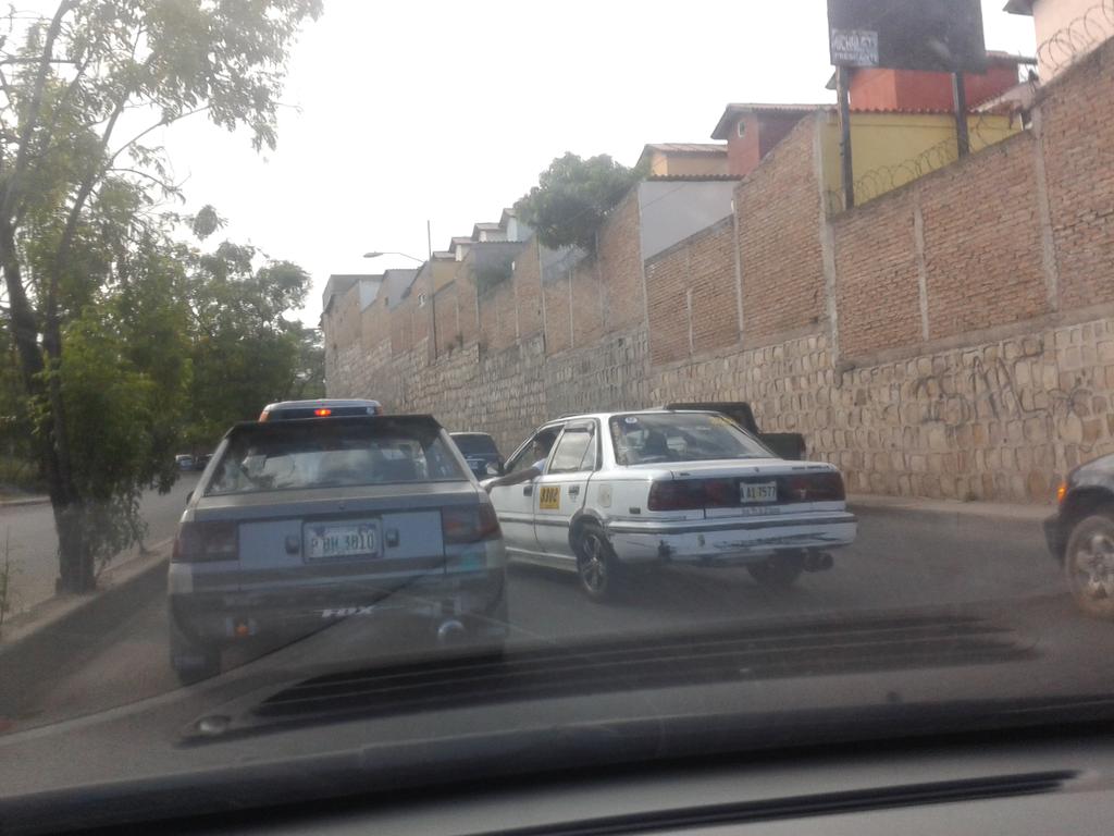 gonzalez995a's tweet photo. @TRAFICOENTEGUS Aquí nadie respeta por eso el gran DESORDEN en la Kennedy. https://t.co/lVQZodxVjz