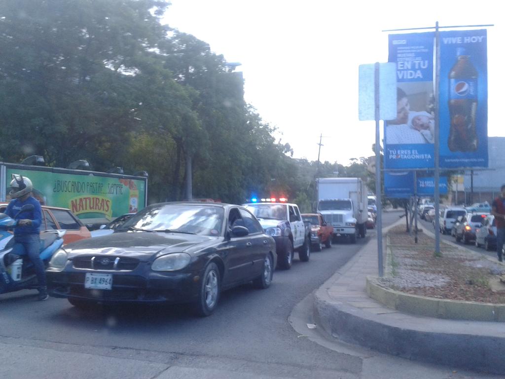 gonzalez995a's tweet photo. @TRAFICOENTEGUS Aquí nadie respeta por eso el gran DESORDEN en la Kennedy. https://t.co/lVQZodxVjz