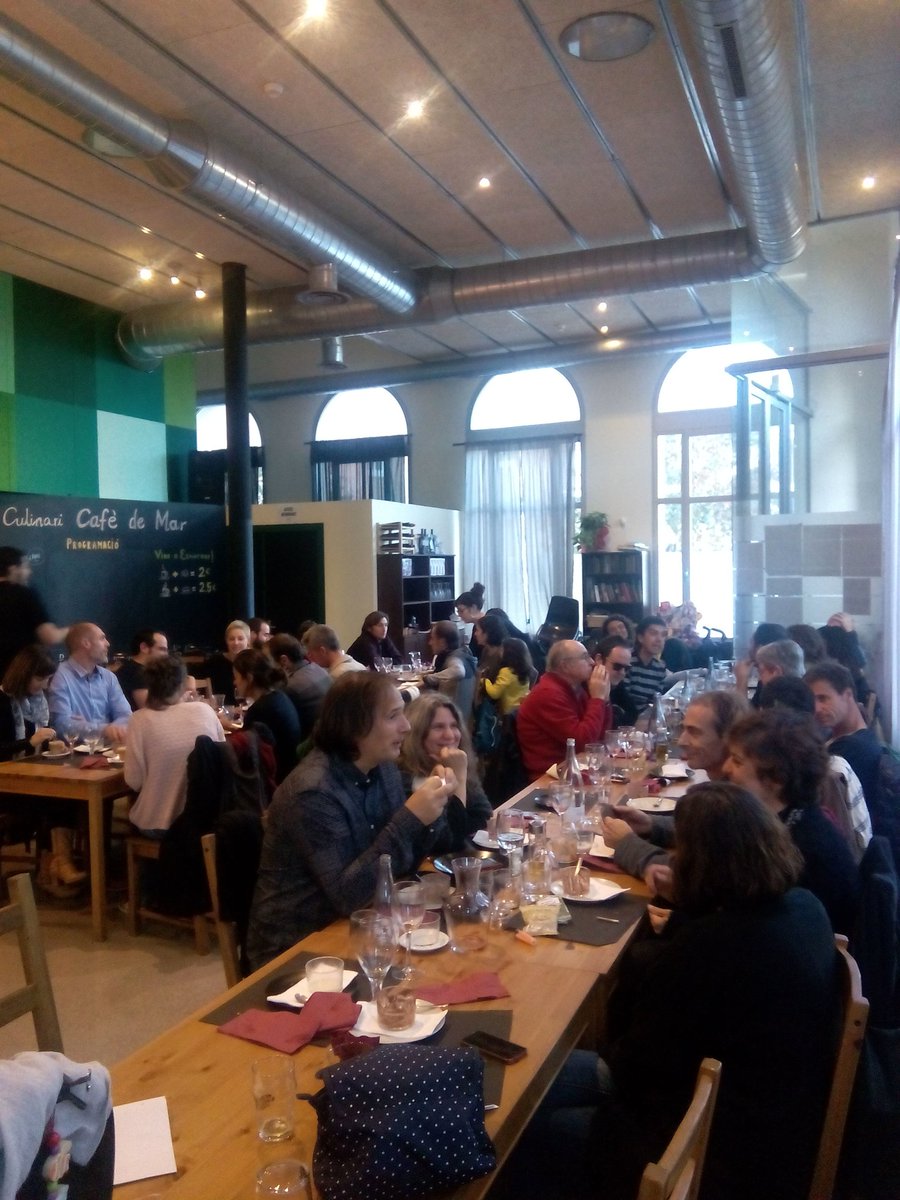 COS_Cooperativa's tweet photo. Fem cooperativa mentre dinem a @CafedeMarEC. #28N trobada de socis de @COS_Cooperativa.  #somcos #objectiu300 https://t.co/lqPmed8u5h