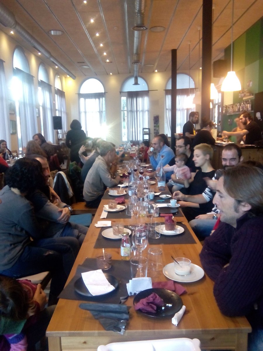 COS_Cooperativa's tweet photo. Fem cooperativa mentre dinem a @CafedeMarEC. #28N trobada de socis de @COS_Cooperativa.  #somcos #objectiu300 https://t.co/lqPmed8u5h