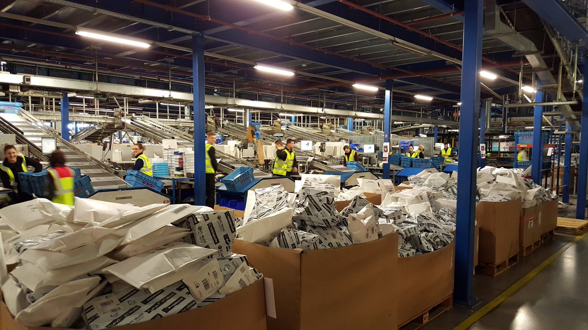 KHWarehouseOps's tweet photo. Fantastic team in Newark working hard to delight all of our customers @DCSebJ #BlackFriday #knowhow #dixonscarphone https://t.co/n1kNq0Bfp3