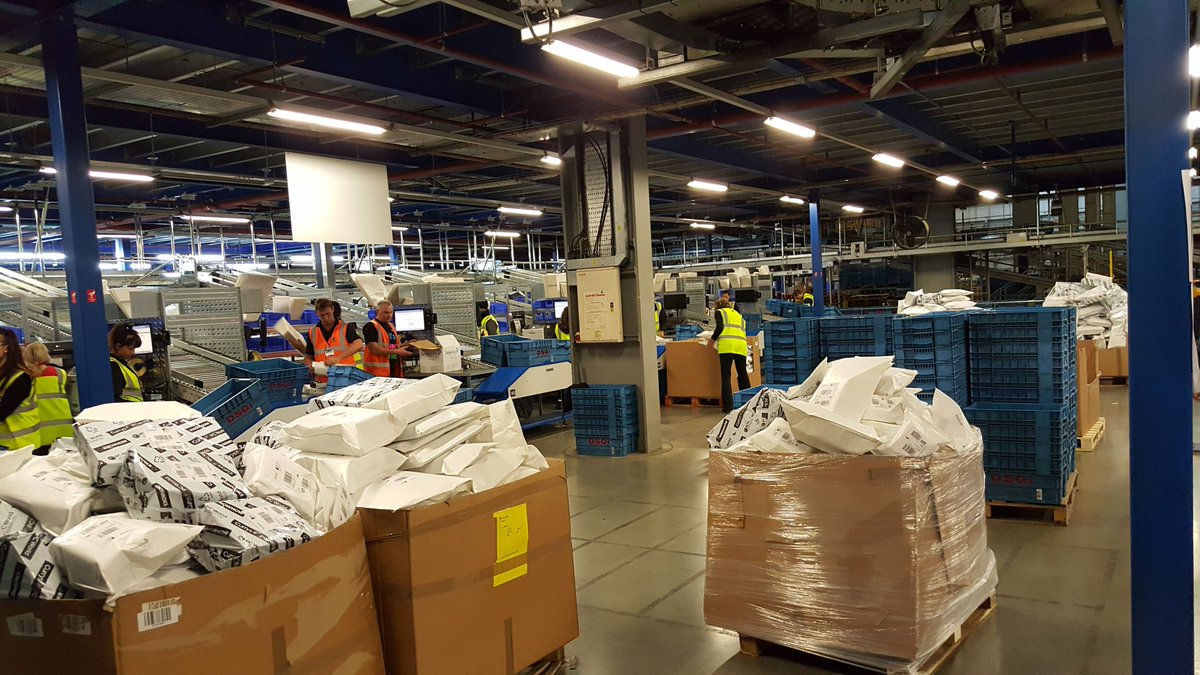 Fantastic team in Newark working hard to delight all of our customers @DCSebJ #BlackFriday #knowhow #dixonscarphone