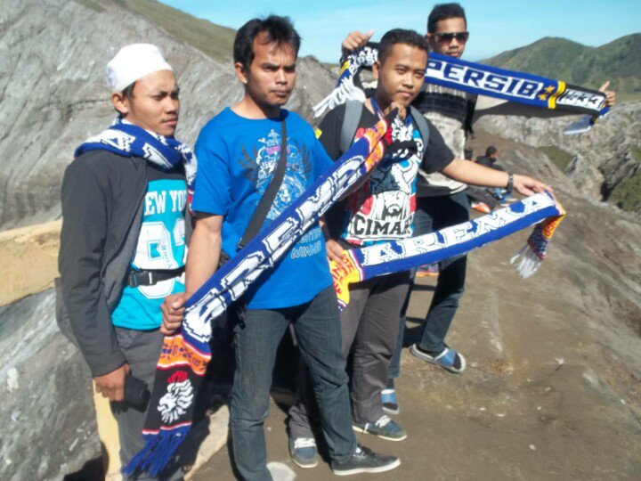 godeggg's tweet photo. Tapi saya punya ini :) RT @Hooligan_NJ79: ciee yang di sambut sama mas bonek :) https://t.co/ZUhyp8LIHA https://t.co/zIEgFKFgX2