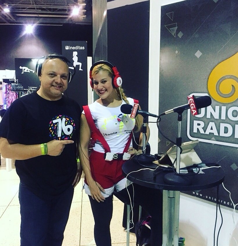 LaMega997's tweet image. Vestida de Santa, @espinajc transmite en vivo desde la #ZonaFit en @tusambilmcbo #VidaEspinaca #DondeSea