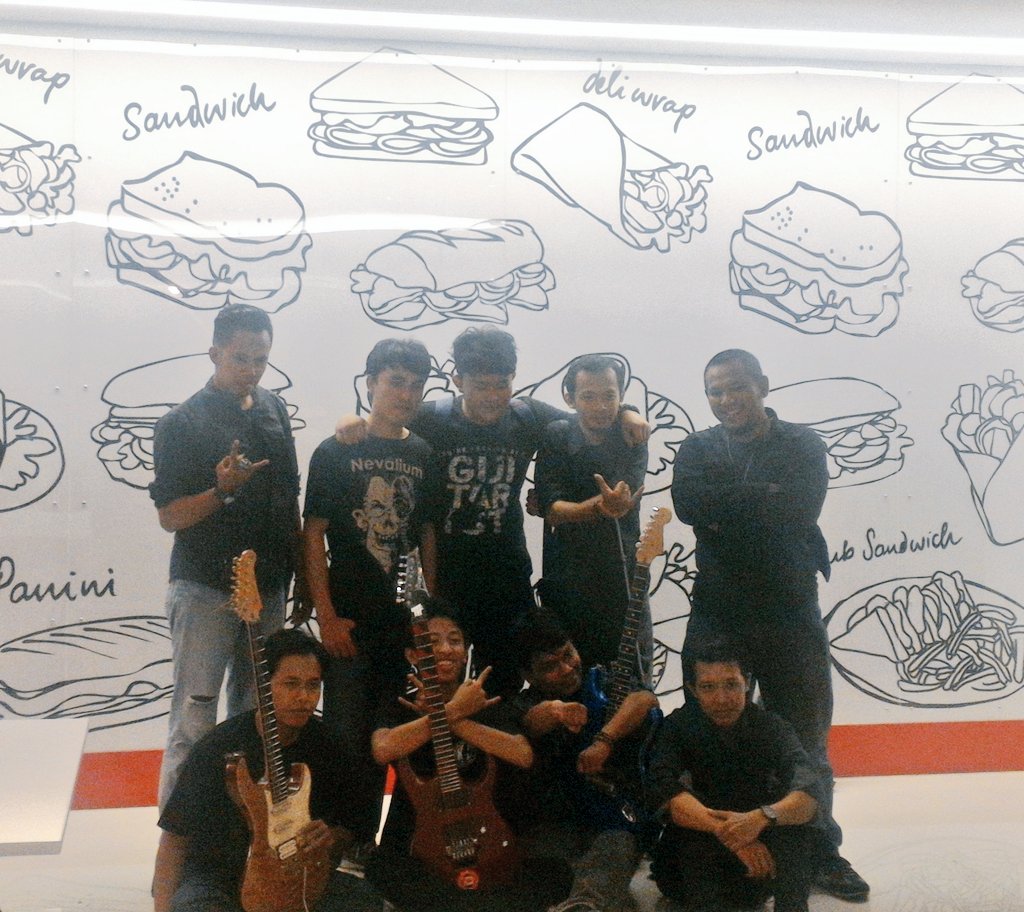 Ada kawan2 <a href="/KomGitarisLpg/">KomunitasGitarisLPG</a> di <a href="/selebriti_bdl/">Selebriti Ent Center</a> bbrp diantaranya sempat unjuk kebolehan. - Tribute to Guns N Roses