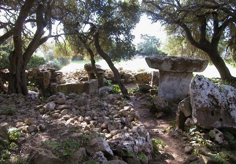 TurismoMenorca's tweet photo. Thanks to its location, #Torrellafuda is a Talaiotic settlement with a unique atmosphere. https://t.co/BDh0NybBMF https://t.co/ljs24bKIlD