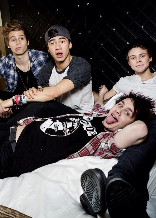 majkihelo's tweet photo. Angels💙👼 #5SOSAMAs #EMABiggestFans5SOS #5SOSFAM #5sospoland https://t.co/HzUXb6mskR