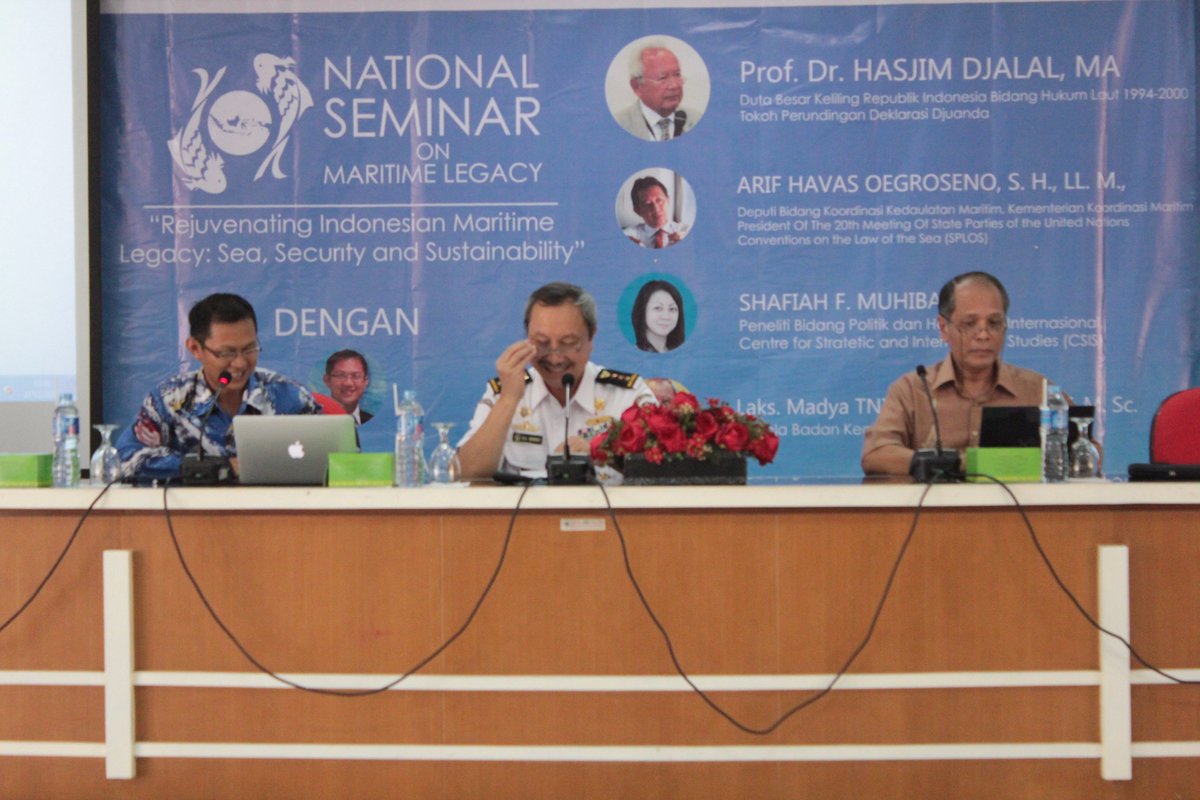 sesi 2 semnas maritim komahi ugm bersama Laks. Madya TNI Dr. D. A. Mamahit, M. Sc dan Prof. Dr. Mochtar Mas'oed