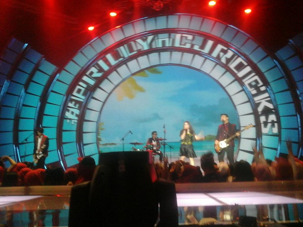 SCTV's tweet photo. Waktunya beraksi bareng @CJRisCJR dan @PrillyBie. #SCTVAwards https://t.co/FwURncbCS2