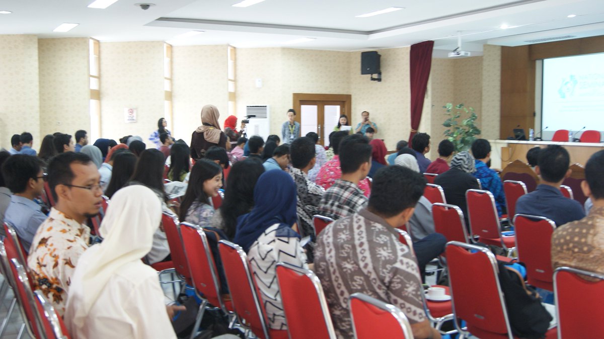 peserta seminar martim komahi UGM memenuhi ruangan seminar timur fisipol UGM :)