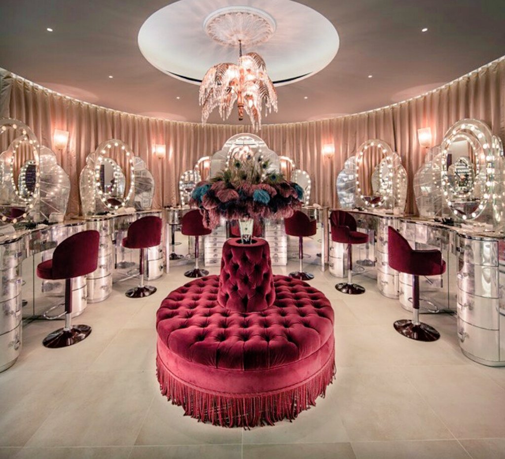 JustTheFWord's tweet photo. How magically stunning is #charlottetillbury's new boudour #flagship in London #beauty https://t.co/q5P3dK9tCC