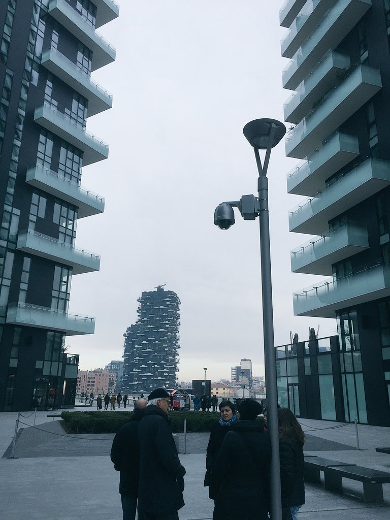 SmemoOfficial's tweet photo. Da piazza Gae Aulenti, su su il bosco verticale fino in fondo ai navigli a scoprire l'arte di strada #smemotour https://t.co/b7QPM54OYC