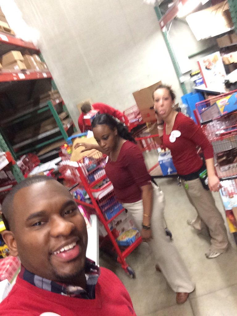 RossNCody's tweet photo. 2087 leadership making sure the guest get their online packages in time for the holidays! @sgrashoff @billhall43220 https://t.co/jaOHpPNROU