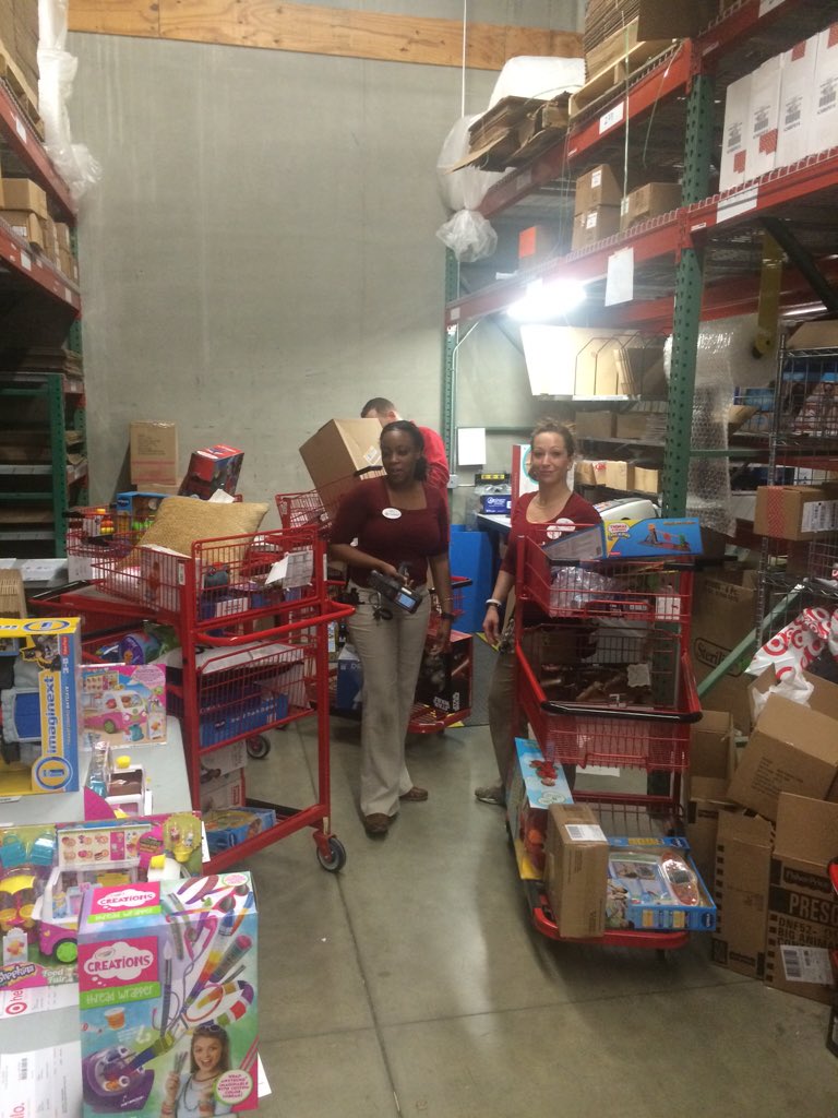 RossNCody's tweet photo. 2087 leadership making sure the guest get their online packages in time for the holidays! @sgrashoff @billhall43220 https://t.co/jaOHpPNROU