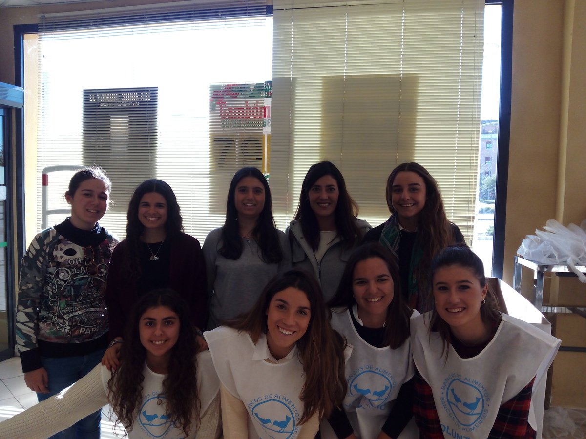 LoyolaVOL's tweet photo. Y seguimos recibiendo y colaborando con #LaGranRecogida2015 @LoyolaAnd @LoyolaSED https://t.co/EqNPZkJqOm