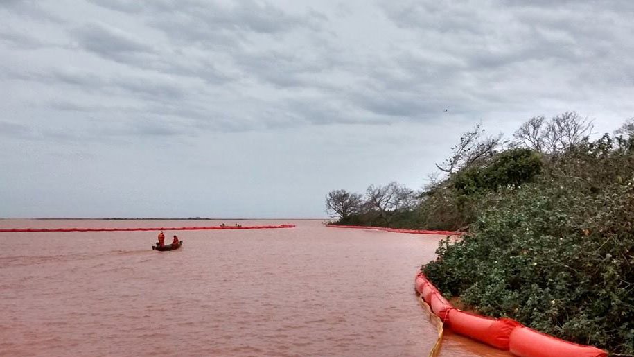 tagesthemen's tweet photo. Umweltkatastrophe in Brasilien:Nach Dammbruch in Bergwerk bahnt sich Schlammbrühe den Weg durch #RioDoce. Mehr 23.30 https://t.co/olUxOJwAOt