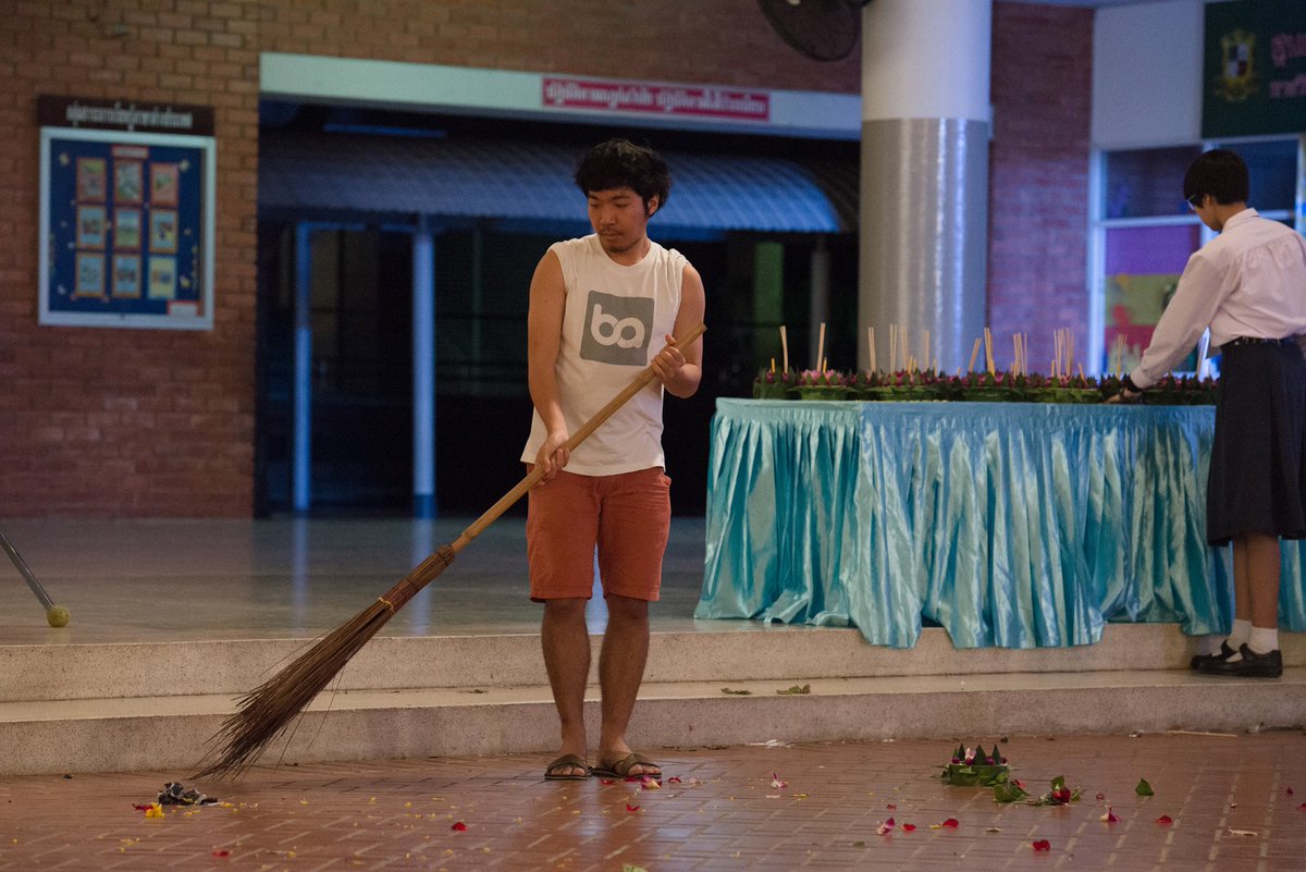 pingvachir's tweet photo. ก���อนจะไปกำกับเมย์ไหน @Mormu39 ทำงานภารโรงประทังชีวิตมาก่อนครับ. #hormonestheseries3 https://t.co/zdqT56k3Mk