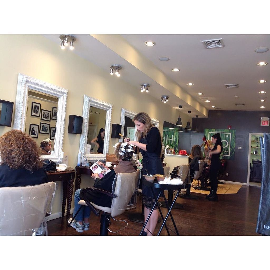 scarsdaleselfi's tweet image. Busy Saturday this morning!🐝 #workingbees by hernanpradahair