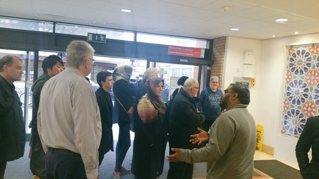 mmtlondon's tweet image. Visitors enjoying a tour around the #londonmuslimcentre. #breakingbarriers and #creatingdialogue