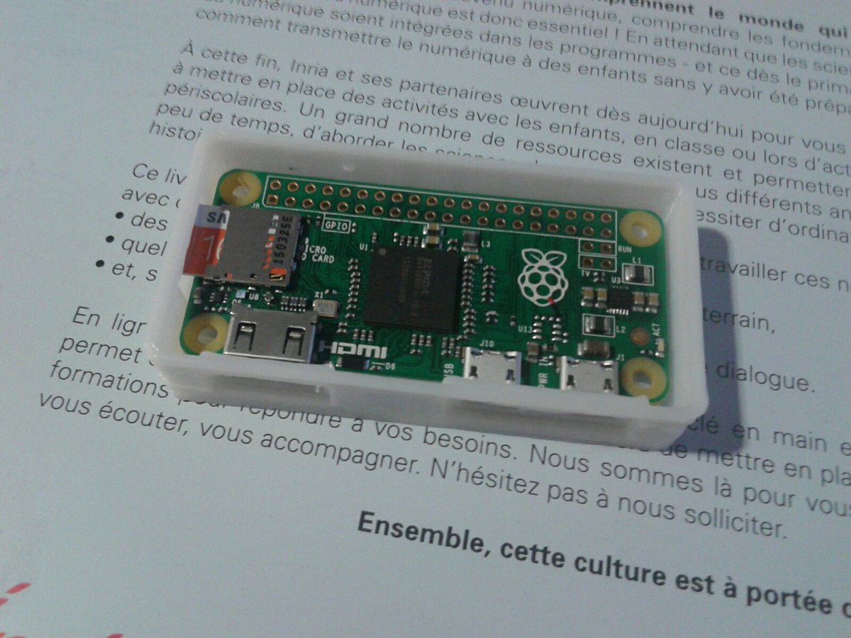 Nicelab's tweet photo. on a imprimé un boitier pour le raspberry pi zero pendant les #jm2l  @tyrower https://t.co/ZdHlsUEPqR