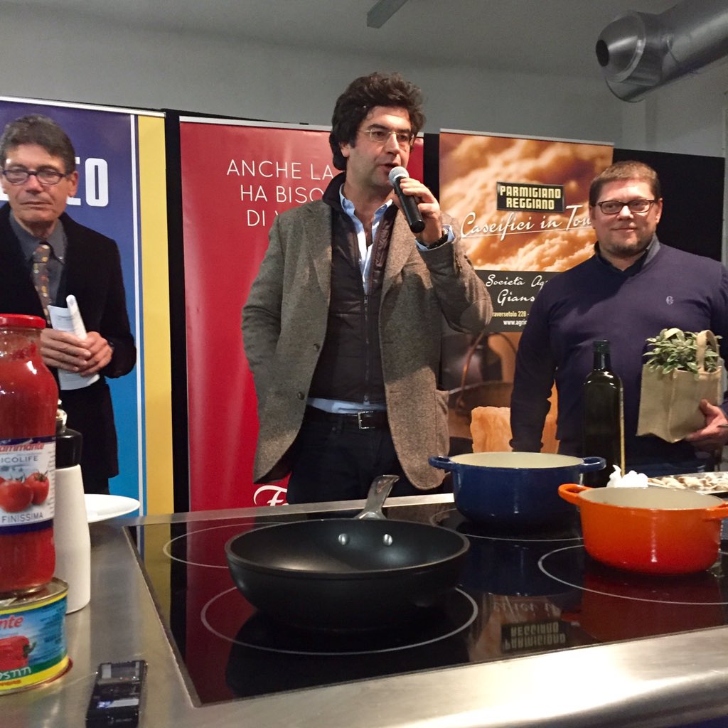 Confagricoltura's tweet photo. @PantaleoGreco @Confagricoltura al @cookingforart Milano #coltiviamocapolavori https://t.co/0sjYPMyxWS