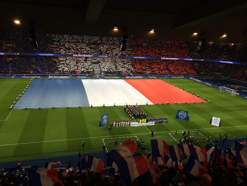 le_Parisien_PSG's tweet photo. Le drapeau français recouvre la pelouse du Parc des Princes (photo Le Parisien via Guillaume Georges) #PSGESTAC https://t.co/DDRahRgEW0